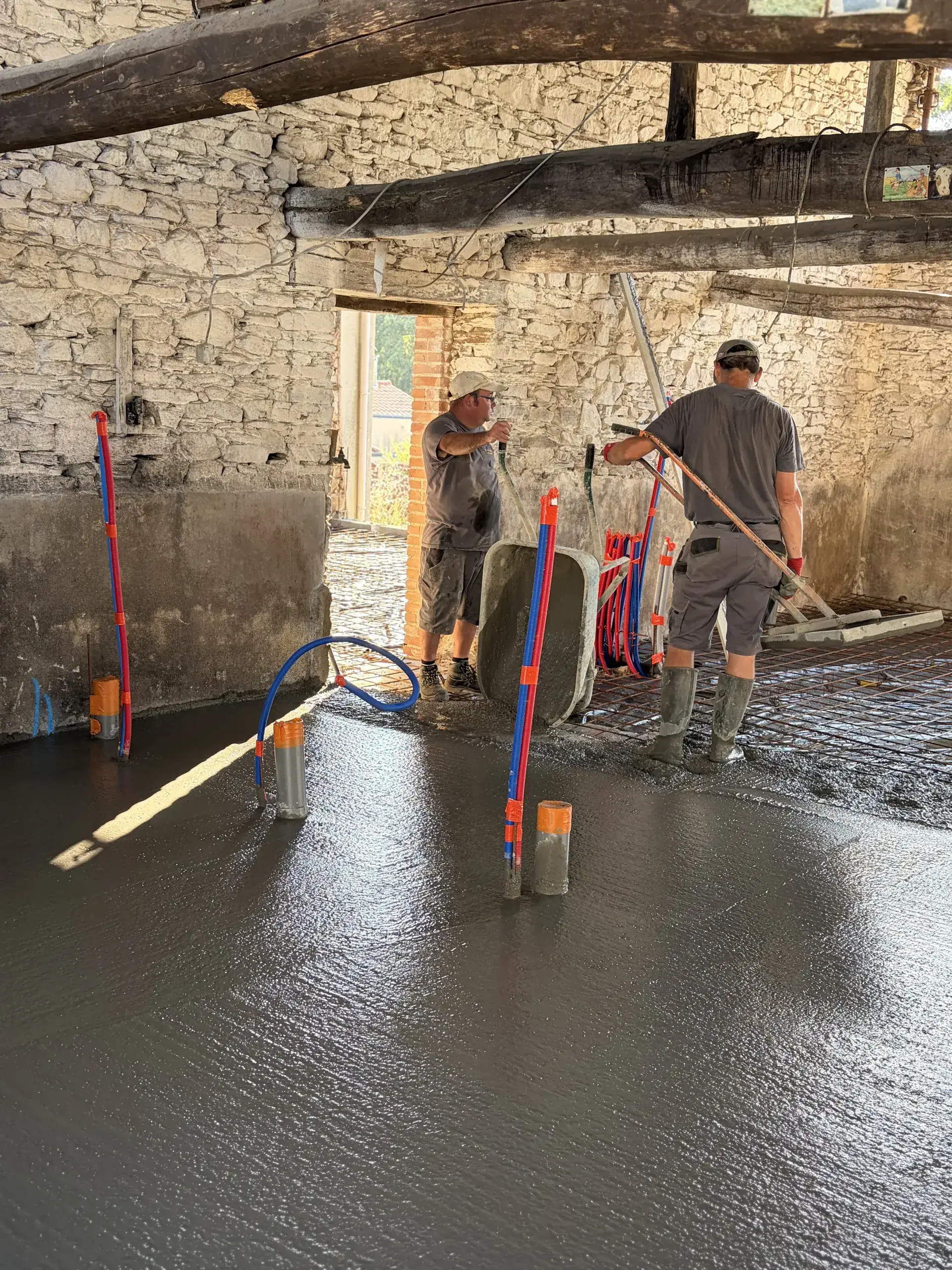 Coulage de la dalle béton par l'équipe
