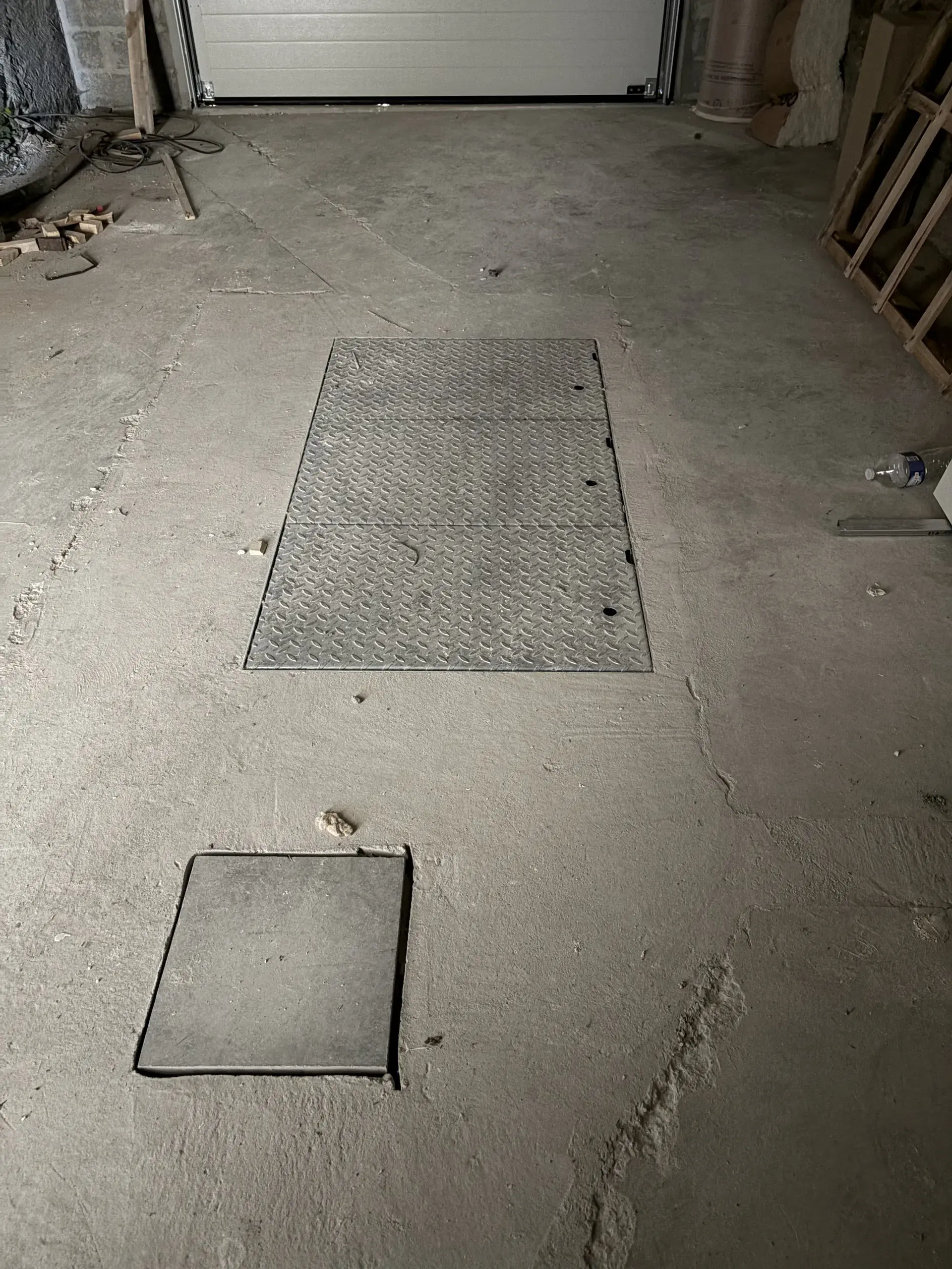Garage : enduit intérieur et porte neuve posés