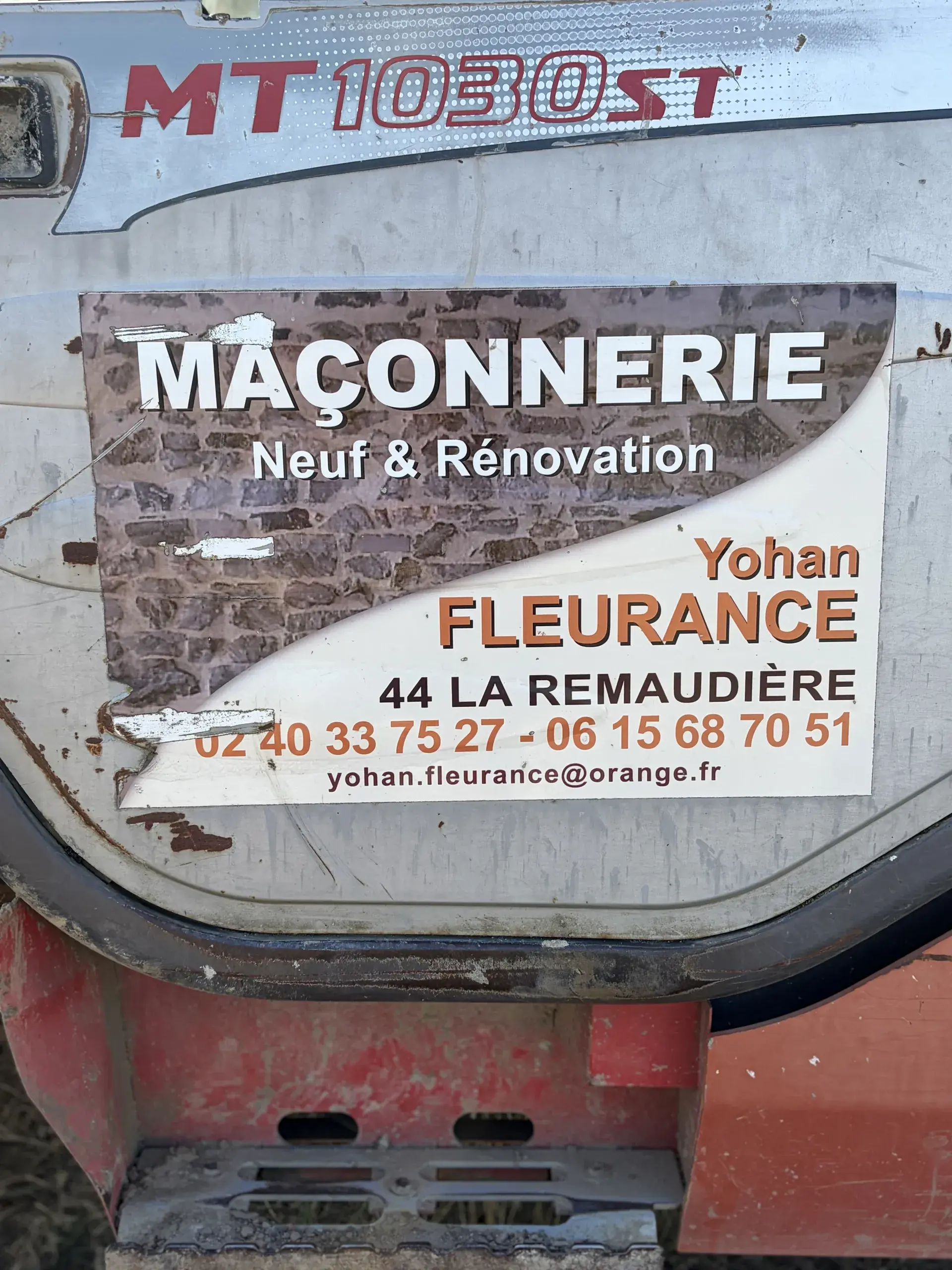 Fourgon Fleurance Maçonnerie floqué au logo de l'entreprise