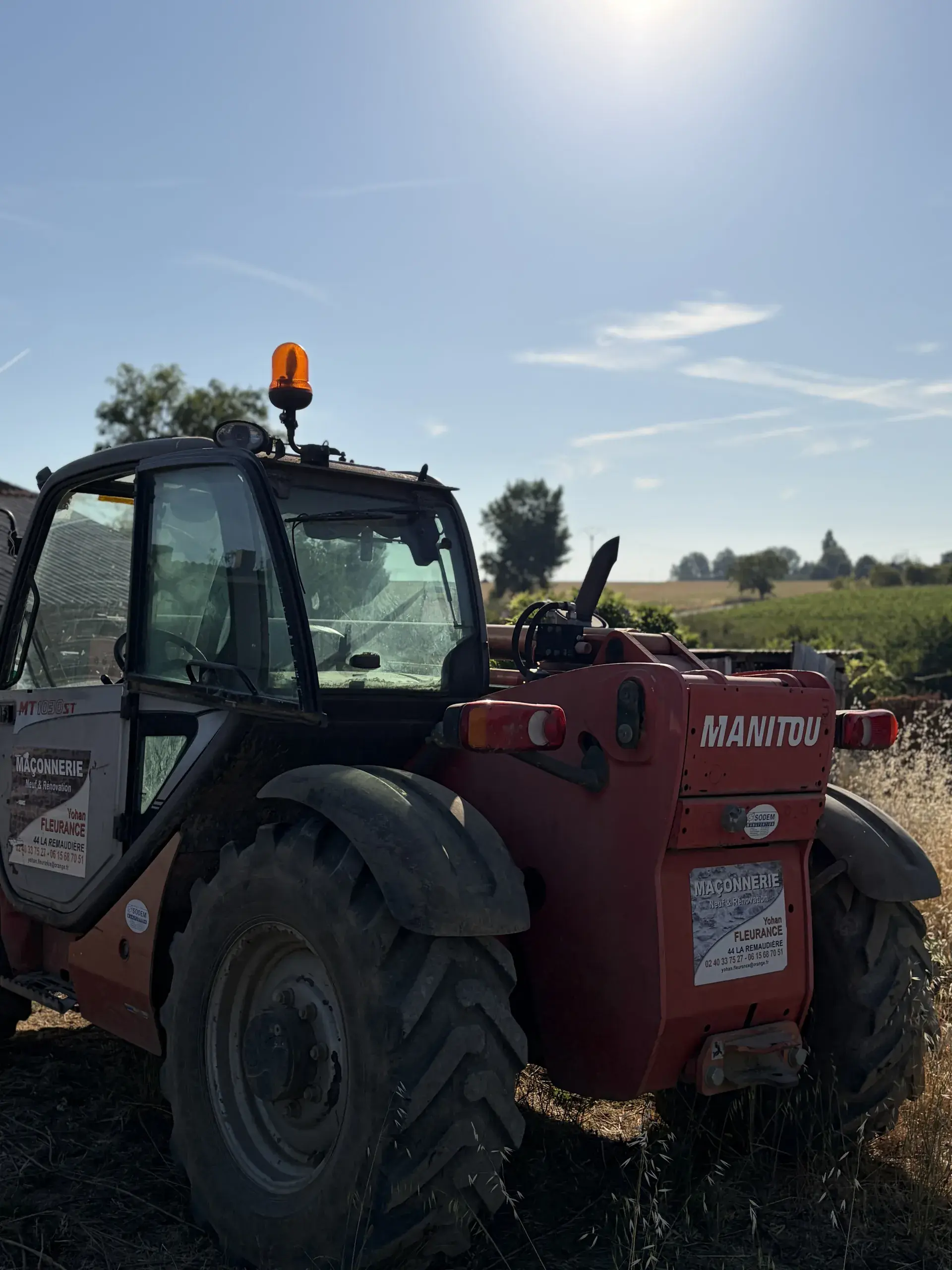 Chargeuse télescopique Manitou de l'entreprise Fleurance sur un chantier